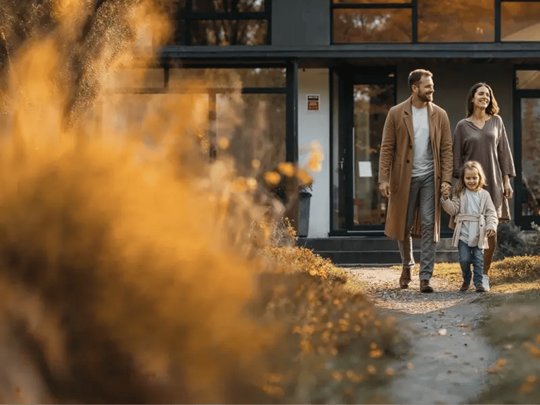 Famille devant une maison sécurisée grâce à une alarme maison