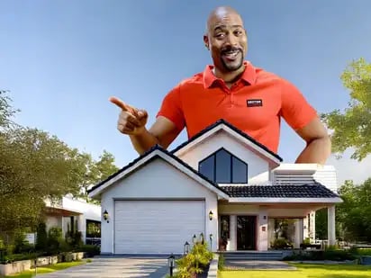 Homme devant une maison moderne protégée par une alarme pour la sécurité du foyer