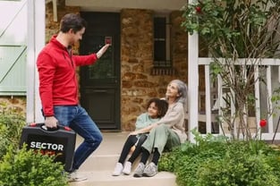 Accueil devant une maison équipée d’une alarme moderne et facile à utiliser