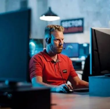 Opérateur en centre de surveillance, casque audio sur les oreilles, concentré devant un écran. Opérateur en centre de surveillance, casque audio sur les oreilles, concentré devant un écran.