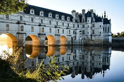 Vue des châteaux de la Loire avec son reflet dans une rivière.