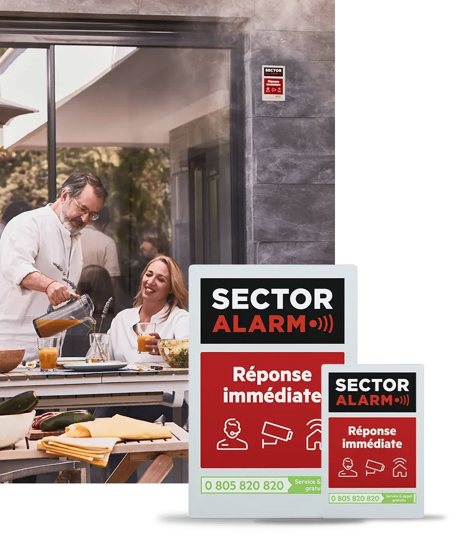 Couple en terrasse devant une maison équipée d’un autocollant alarme Sector Alarm, signal visuel de dissuasion et de sécurité.