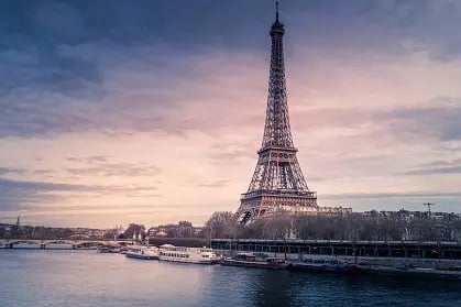 Vue de la Tour Eiffel avec la Seine avec un ciel nuageux