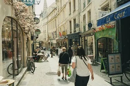 Vue urbaine d’une ville de la région Normandie avec bâtiments et rues.