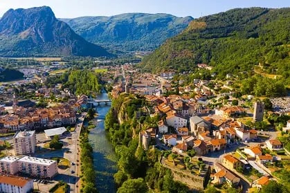 Vue urbaine d’une ville de la région Occitanie avec bâtiments et rues.