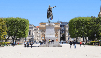 Place de Montpellier avec statue équestre, où Sector Alarm installe des alarmes maison pour protéger les foyers