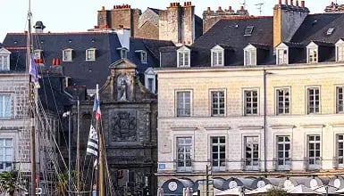 Vue du centre historique de Vannes, où Sector Alarm accompagne les habitants dans la sécurisation de leur maison avec alarme