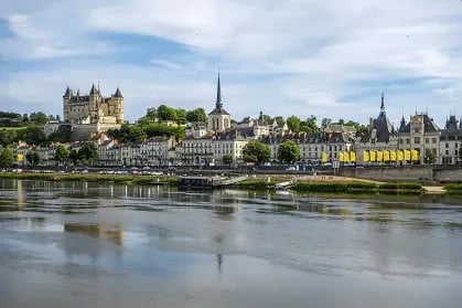 Vue urbaine d’une ville de la région Pays de la Loire, avec bâtiments et rues.