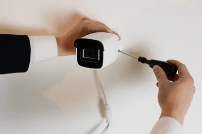 Brancher sa caméra soi-même : facile… mais fiable ?