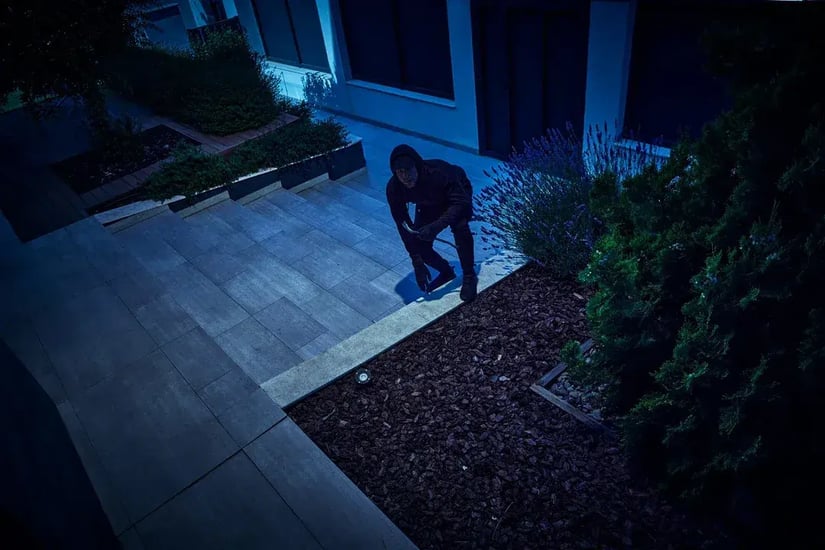 Cambrioleur dans un jardin la nuit après une tentative d’effraction, possible retour sur les lieux.