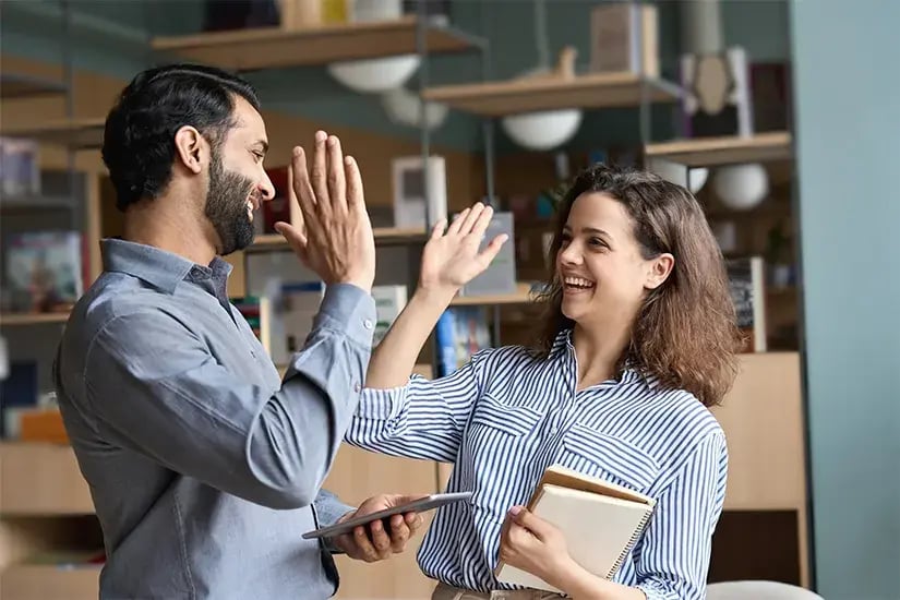 deux collègues se sourient