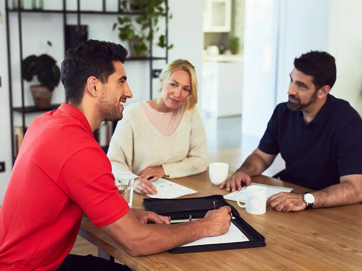 expert sector alarm qui signe des documents avec un couple de clients expert sector alarm qui signe des documents avec un couple de clients