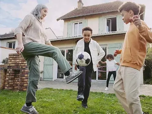Famille équipée Sector Alarm dans le jardin