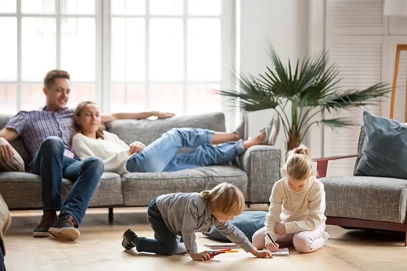 Famille protégée par une vraie alarme, bien plus efficace qu’une simple alarme factice.