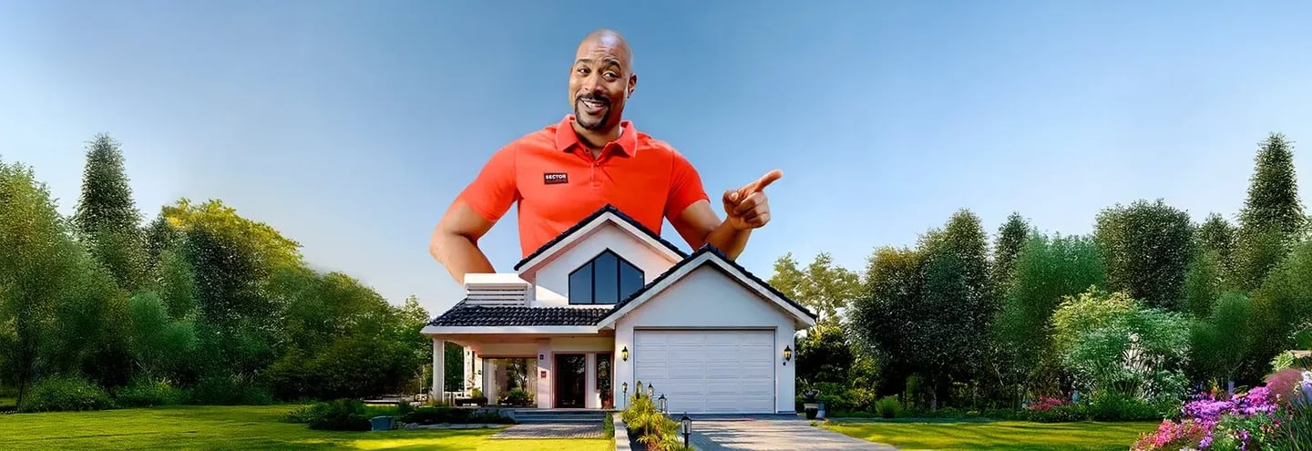 Homme devant une maison moderne protégée par une alarme pour la sécurité du foyer