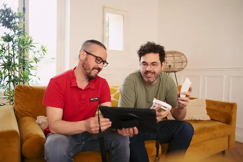 Présentation d’un système d’alarme sur tablette lors d’un rendez-vous client Présentation d’un système d’alarme sur tablette lors d’un rendez-vous client