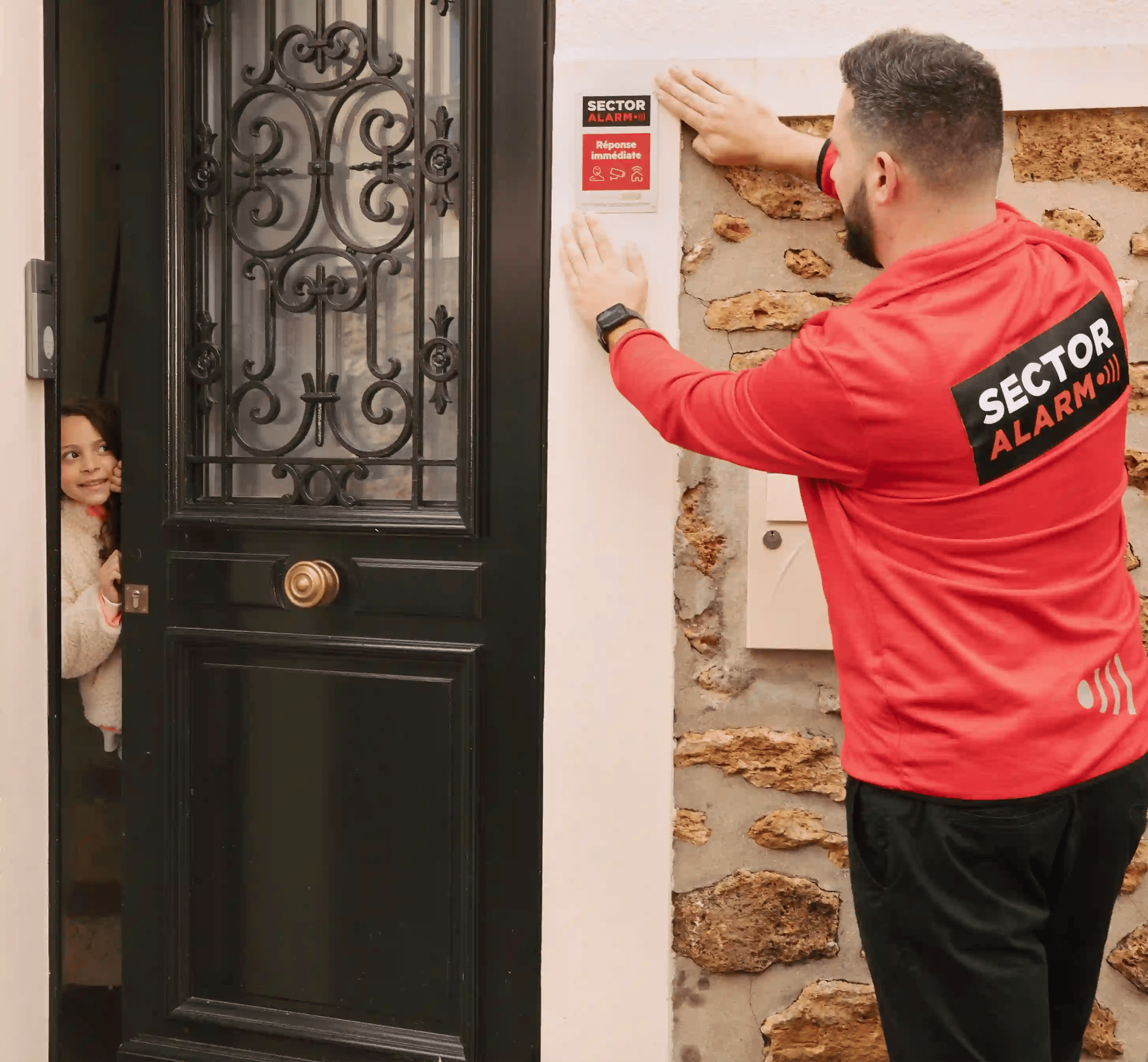 Plaque Sector Alarm posée à l’entrée d’une maison, signe de protection cité dans plusieurs avis clients