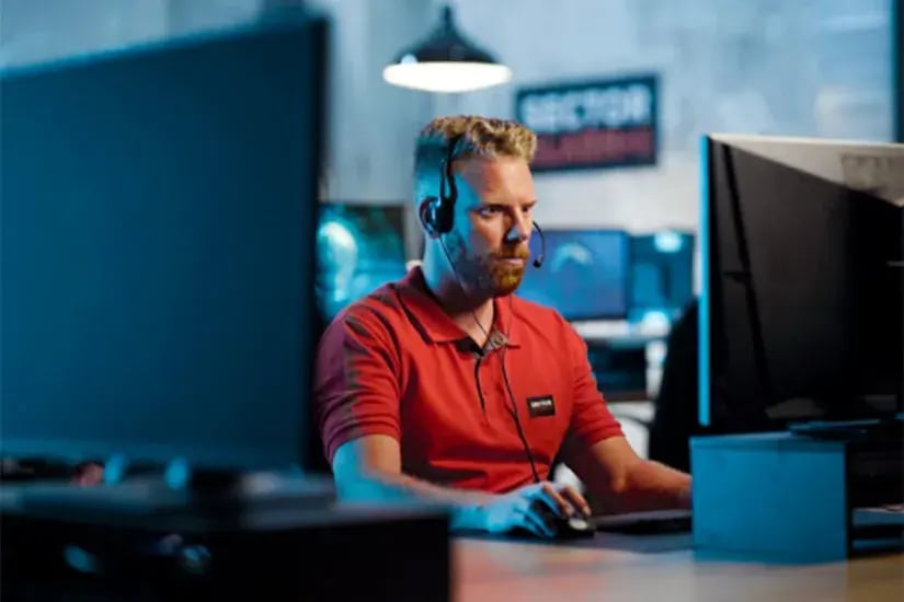 Expert en télésurveillance contrôlant plusieurs systèmes d’alarme en temps réel Expert en télésurveillance contrôlant plusieurs systèmes d’alarme en temps réel