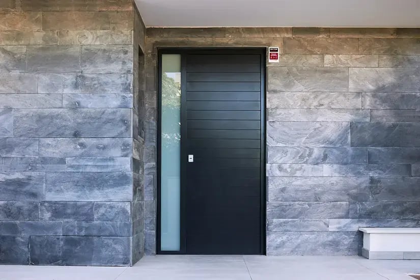 Porte d'entrée renforcée grâce au système de sécurité sector alarm 