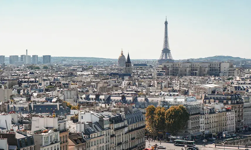 Vue panoramique de Paris avec la Tour Eiffel, illustrant la présence de Sector Alarm pour l’installation d’alarmes maison