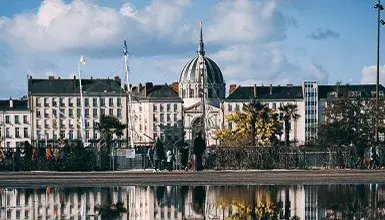 Vue de Nantes et son architecture historique, présence de Sector Alarm pour protéger les maisons avec alarme