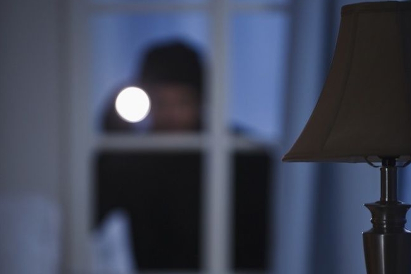 Comment les cambrioleurs choisissent une maison : comprendre pour mieux se protéger
